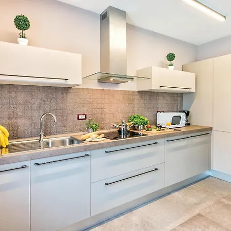 بيت للعطل 4 Bedroom Awesome In Trosti