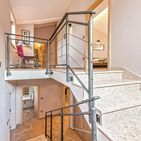 4 Bedroom Awesome In Trosti بيت للعطل