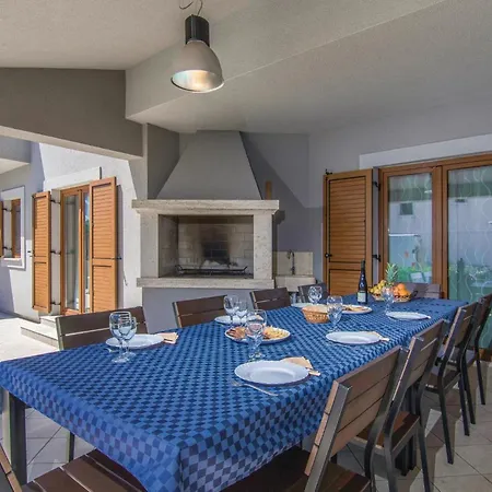 بيت للعطل 4 Bedroom Awesome In Trosti