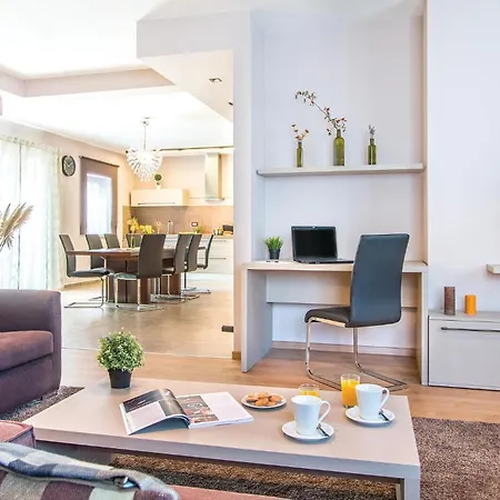 بيت للعطل 4 Bedroom Awesome In Trosti Heki