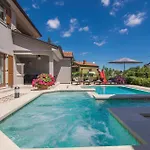 Tatil Evi 4 Bedroom Awesome In Trosti *