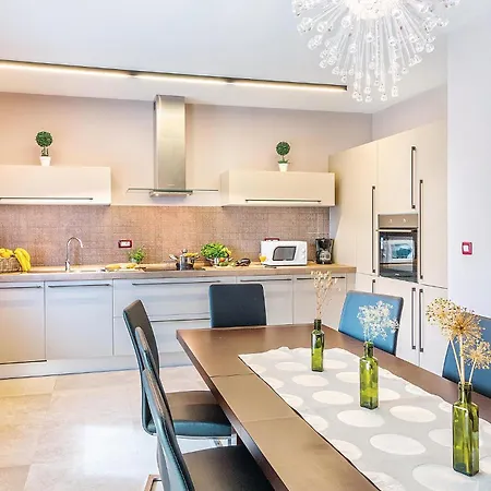 4 Bedroom Awesome In Trosti Casa de Férias *